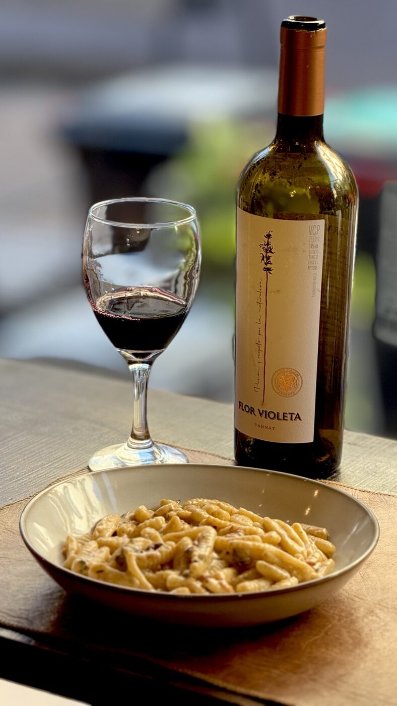 Plato de pasta artesanal acompañado con vino en La Pacha