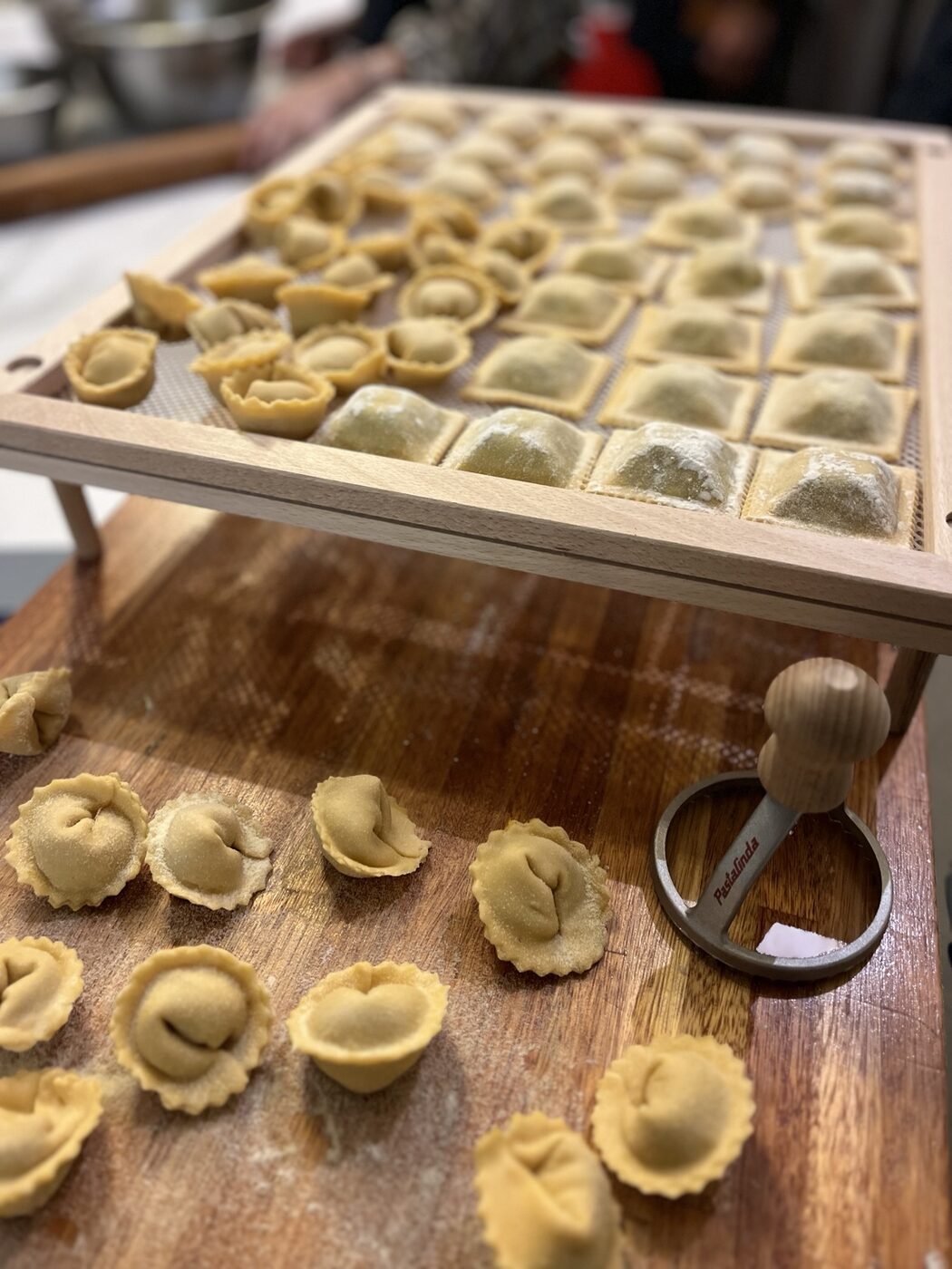 Elaboración manual durante un taller de pastas artesanales en La Pacha